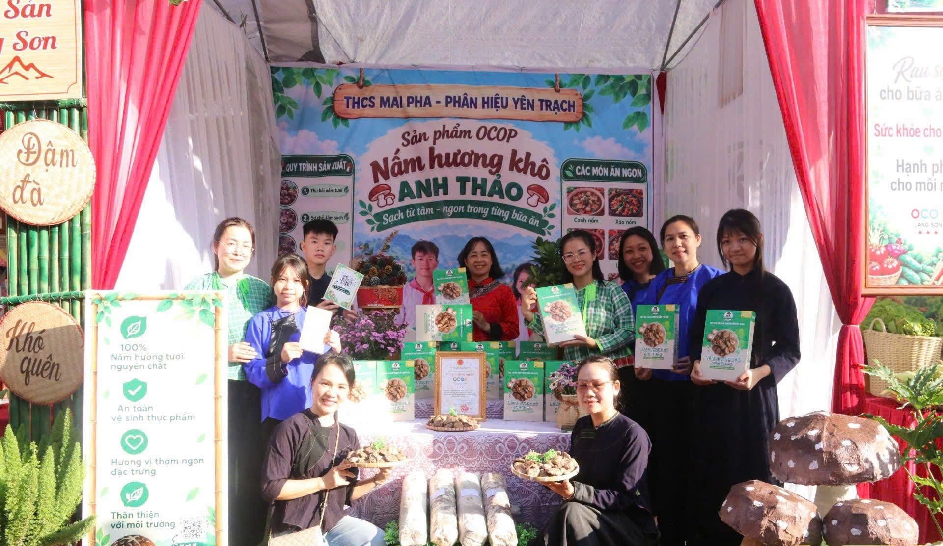Phiên chợ Đông Kinh 4.0: Học sinh Lạng Sơn giới thiệu OCOP Phiên chợ Đông Kinh 4.0: Học sinh Lạng Sơn giới thiệu OCOP