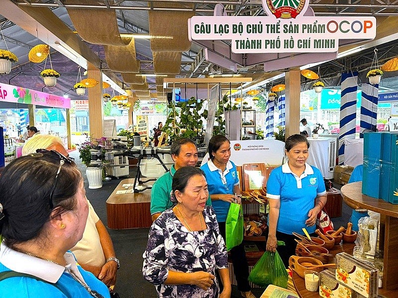 Đông đảo người tiêu dùng, khách hàng tham quan gian hàng trưng bày của Câu lạc bộ Chủ thể sản phẩm OCOP TP. HCM