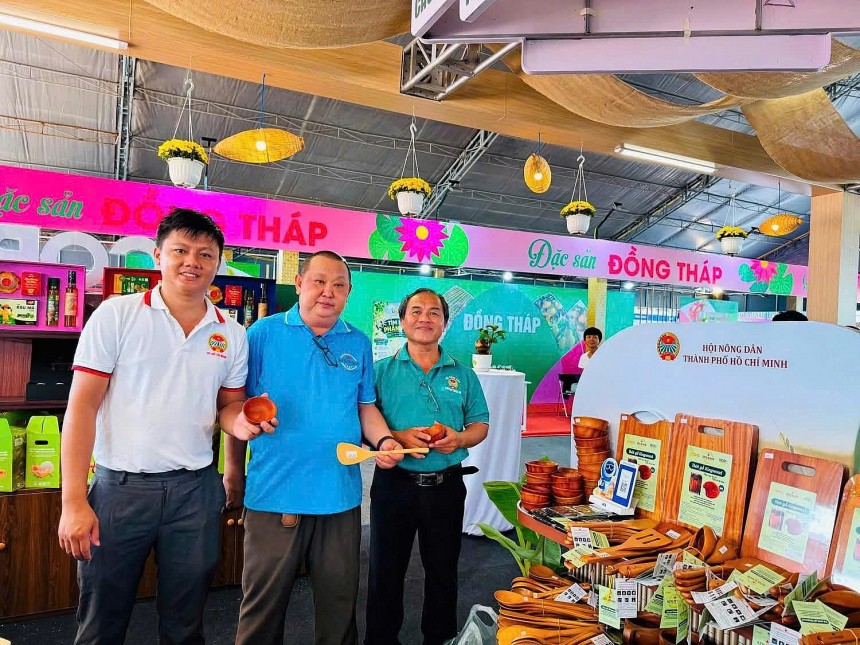  Ông Nguyễn Nhật Chương, Giám đốc Công ty TNHH Thương mại Dịch vụ KingWood (giữa) là chủ thể có sản phẩm gia dụng, dụng cụ nhà bếp bằng gỗ đạt chứng nhận OCOP tại TP. HCM
