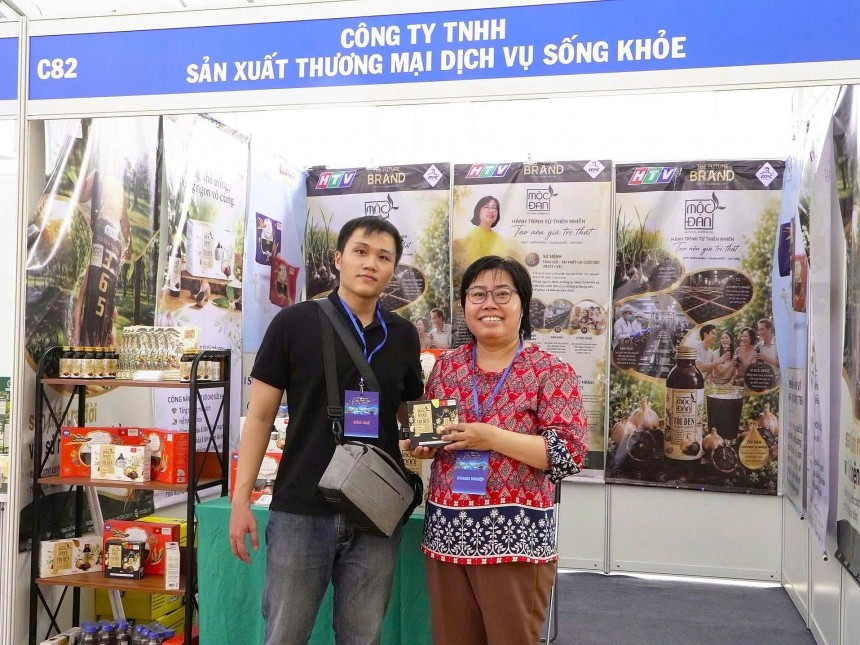 Phóng viên Chuyên trang OCOP Việt Nam cùng bà Điền Ngọc Tuyết, Giám đốc Công ty TNHH Sản Xuất Thương Mại Dịch Vụ Sống Khỏe - Đơn vị sở hữu sản phẩm nước ép tỏi đen Mộc Đan đạt công nhận OCOP 4 sao