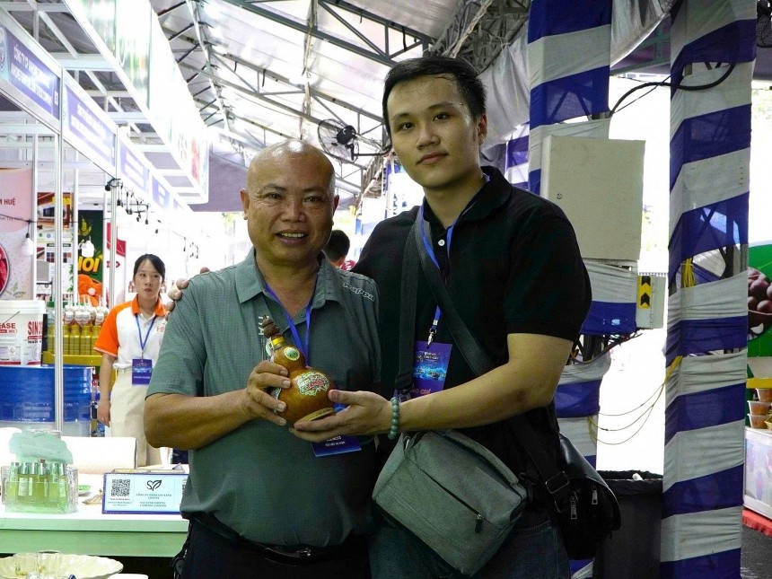 Ông Đặng Thanh Hùng (bên trái), đại diện Công Ty Cổ Phần Sản Xuất Kinh Doanh Đế Gò Đen (Tây Ninh) giới thiệu sản phẩm rượu truyền thống đến phóng viên
