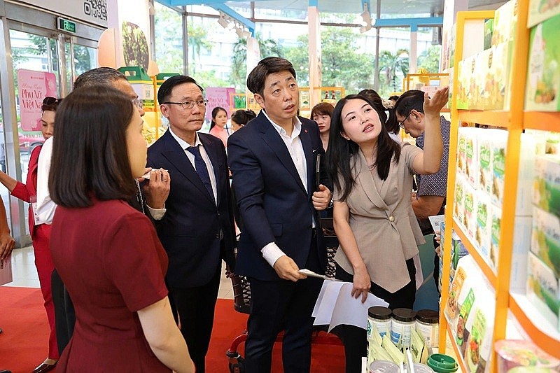 Các đại biểu tham quan gian hàng trưng bày của các doanh nghiệp Các đại biểu tham quan gian hàng trưng bày của các doanh nghiệp