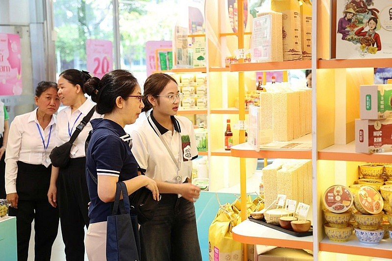 Việc tăng cường liên kết giữa nhà sản xuất với các tập đoàn bán lẻ, đẩy mạnh thị trường nội địa kỳ vọng sẽ trở thành “chìa khóa” giúp doanh nghiệp ổn định đầu ra, nâng cao sức cạnh tranh Việc tăng cường liên kết giữa nhà sản xuất với các tập đoàn bán lẻ, đẩy mạnh thị trường nội địa kỳ vọng sẽ trở thành “chìa khóa” giúp doanh nghiệp ổn định đầu ra, nâng cao sức cạnh tranh