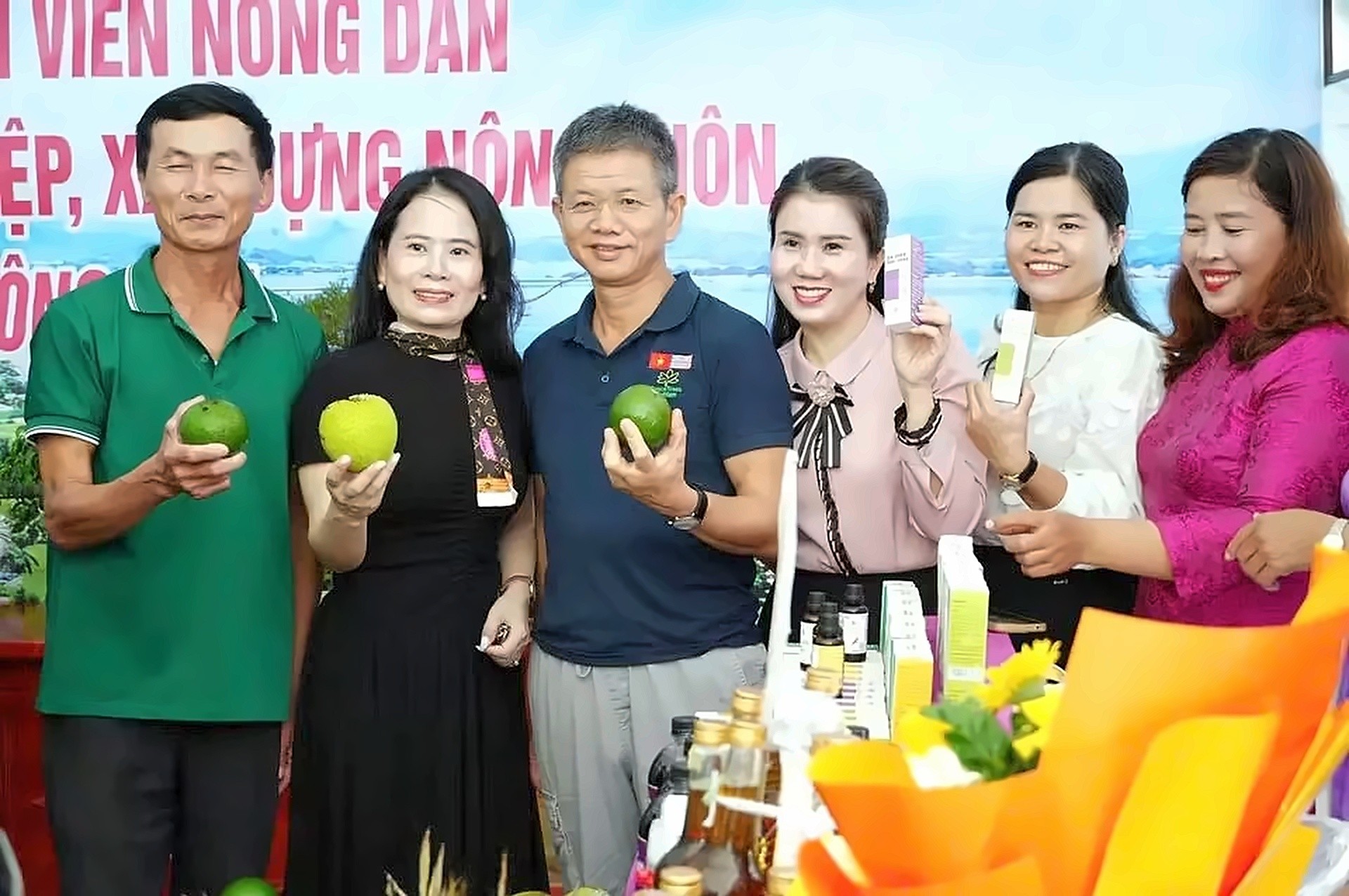 Nam Trạch đưa nông sản OCOP lên livestream