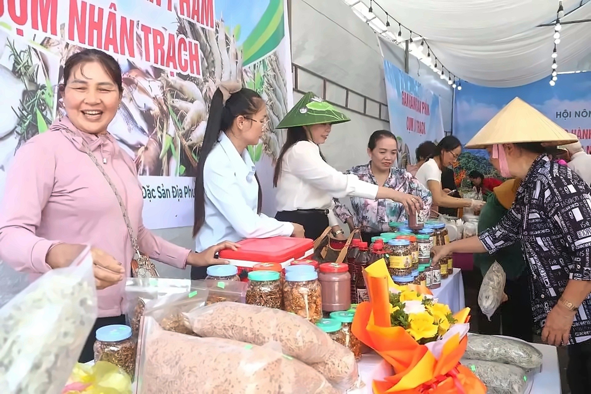 Nam Trạch đưa nông sản OCOP lên livestream