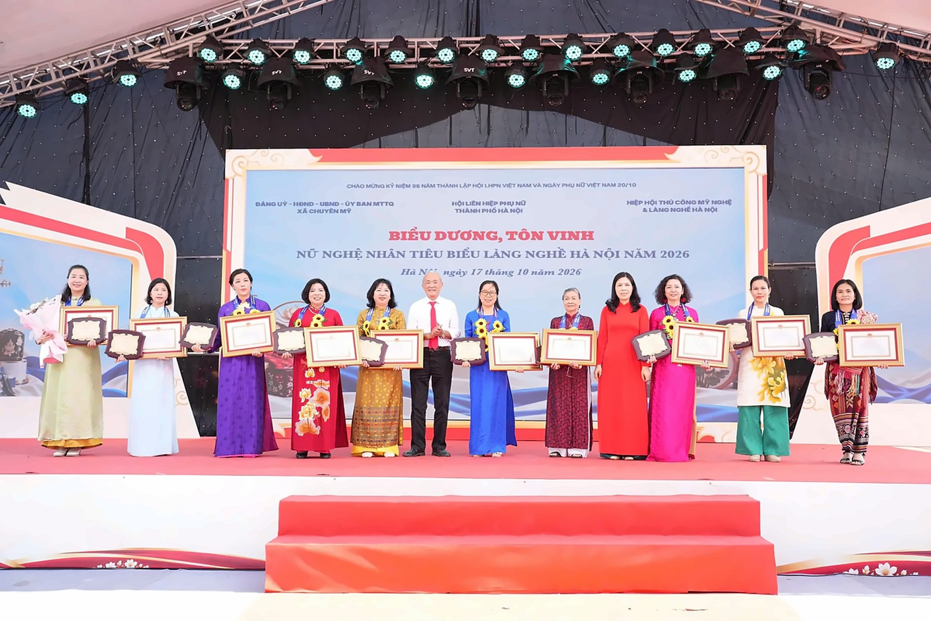 Nữ nghệ nhân Hà Nội đưa làng nghề lên không gian số