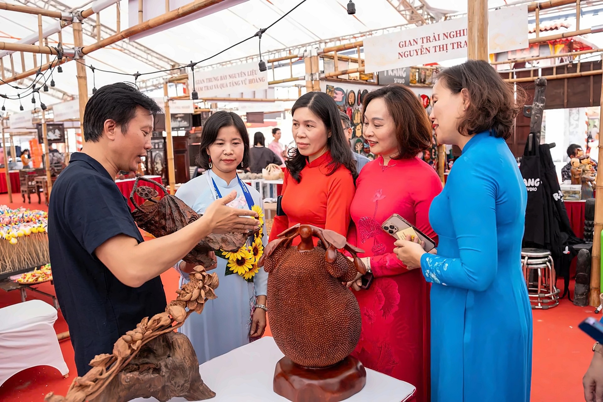 Nữ nghệ nhân Hà Nội đưa làng nghề lên không gian số