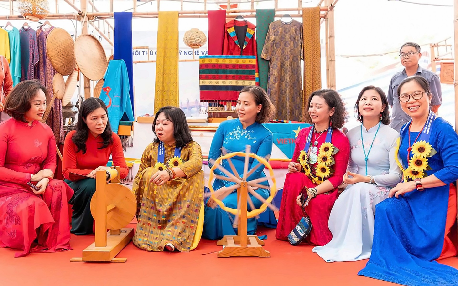 Nữ nghệ nhân Hà Nội đưa làng nghề lên không gian số