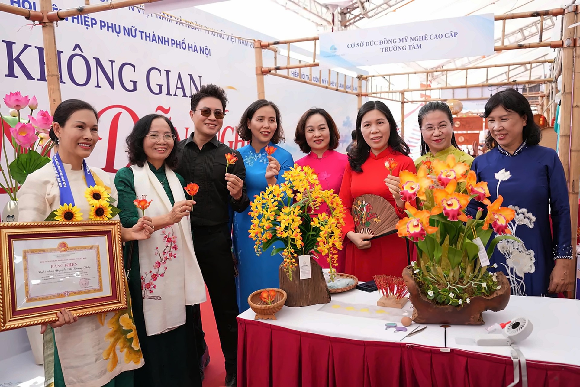 Nữ nghệ nhân Hà Nội đưa làng nghề lên không gian số