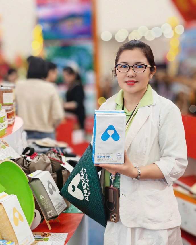 Chị Trần Thị Tú Quyên, nhà sáng lập thương hiệu ANHERBAL Chị Trần Thị Tú Quyên, nhà sáng lập thương hiệu ANHERBAL