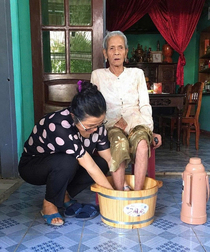 Chị Quyên quyết tâm xóa bỏ định kiến cho rằng, thảo mộc chỉ dành cho người cao tuổi hoặc chỉ sử dụng khi cơ thể gặp vấn đề sức khỏe Chị Quyên quyết tâm xóa bỏ định kiến cho rằng, thảo mộc chỉ dành cho người cao tuổi hoặc chỉ sử dụng khi cơ thể gặp vấn đề sức khỏe