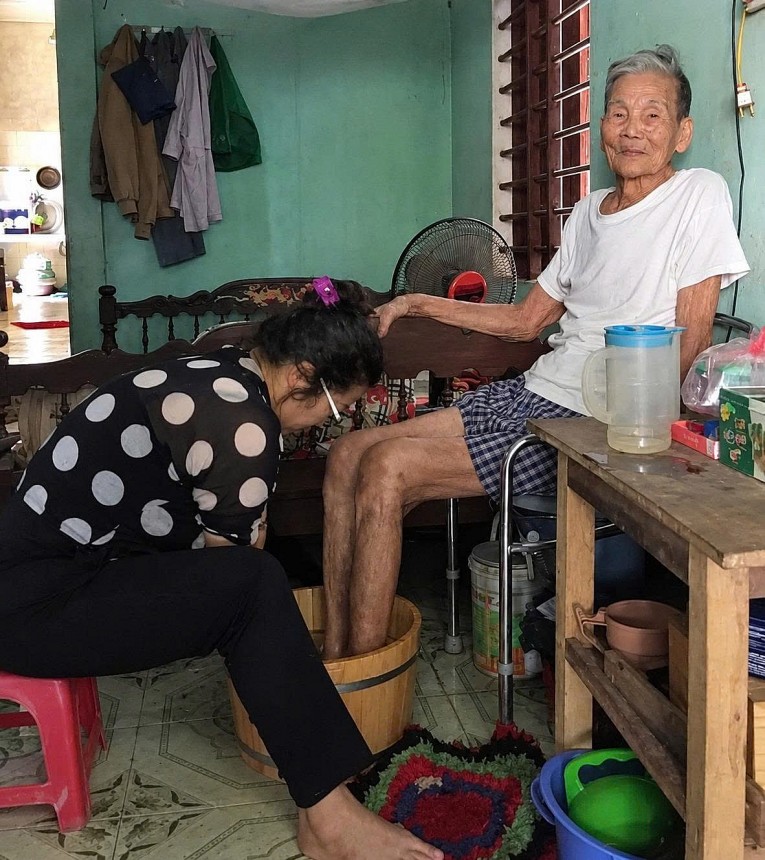 Giải pháp chăm sóc sức khỏe từ ANHERBAL giúp các gia đình dễ dàng duy trì thói quen ngâm chân ấm cho ông bà, cha mẹ mỗi ngày mà không tốn nhiều thời gian chuẩn bị Giải pháp chăm sóc sức khỏe từ ANHERBAL giúp các gia đình dễ dàng duy trì thói quen ngâm chân ấm cho ông bà, cha mẹ mỗi ngày mà không tốn nhiều thời gian chuẩn bị
