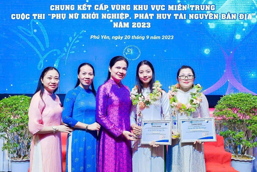 Chị Trần Thị Tú Quyên (ngoài cùng bên phải) nhận giải thưởng danh giá tại Lễ chung kết Cuộc thi “Phụ nữ khởi nghiệp, phát huy tài nguyên bản địa” năm 2023 khu vực miền Trung, tổ chức tại Phú Yên Chị Trần Thị Tú Quyên (ngoài cùng bên phải) nhận giải thưởng danh giá tại Lễ chung kết Cuộc thi “Phụ nữ khởi nghiệp, phát huy tài nguyên bản địa” năm 2023 khu vực miền Trung, tổ chức tại Phú Yên