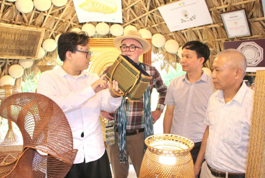 Phú Nghĩa phát triển làng nghề nhờ mạng lưới vệ tinh Phú Nghĩa phát triển làng nghề nhờ mạng lưới vệ tinh