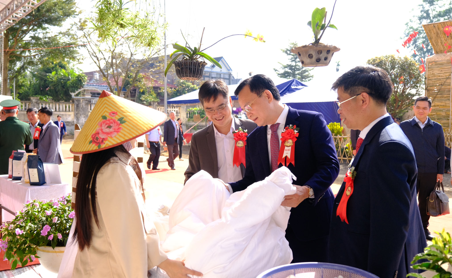 Lãnh đạo Lâm Đồng, Hà Nội tham quan triển lãm 50 năm và sản phẩm OCOP Lãnh đạo Lâm Đồng, Hà Nội tham quan triển lãm 50 năm và sản phẩm OCOP