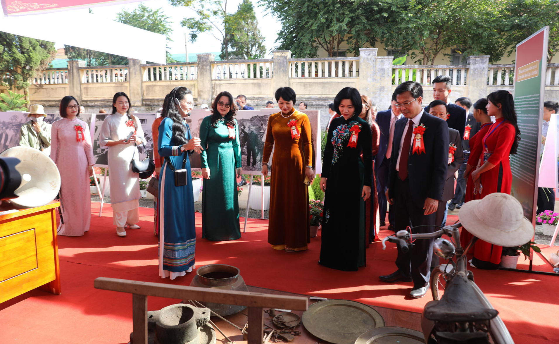 Lãnh đạo Lâm Đồng, Hà Nội tham quan triển lãm 50 năm và sản phẩm OCOP Lãnh đạo Lâm Đồng, Hà Nội tham quan triển lãm 50 năm và sản phẩm OCOP