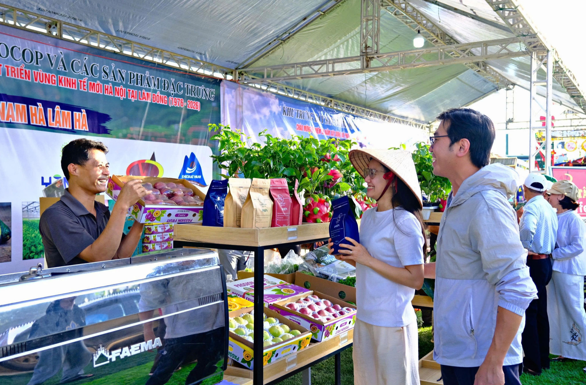 Lãnh đạo Lâm Đồng, Hà Nội tham quan triển lãm 50 năm và sản phẩm OCOP Lãnh đạo Lâm Đồng, Hà Nội tham quan triển lãm 50 năm và sản phẩm OCOP