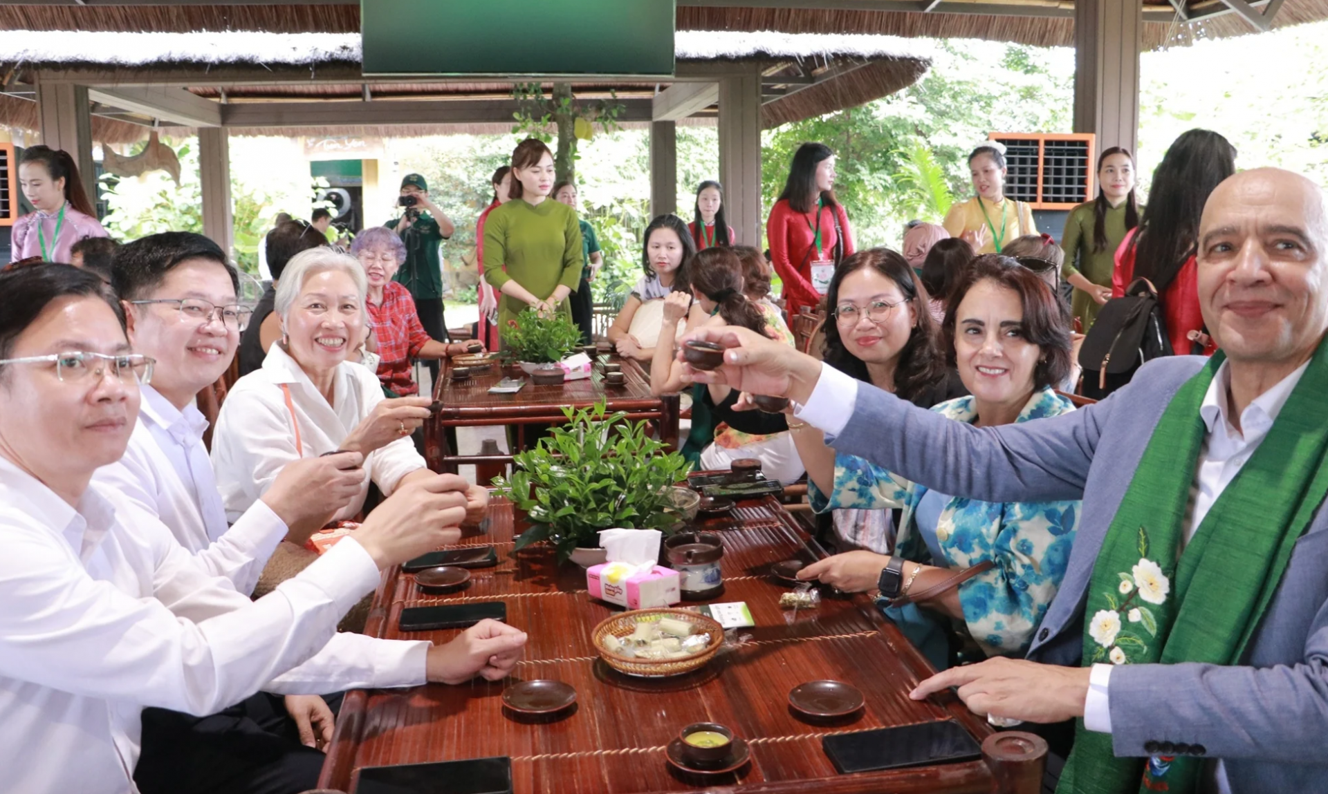 Đoàn ngoại giao trải nghiệm văn hóa trà Thái Nguyên Đoàn ngoại giao trải nghiệm văn hóa trà Thái Nguyên