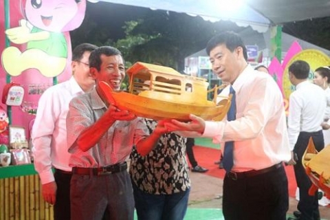 nghe nhan nguyen van tot mang xuong cui len pho