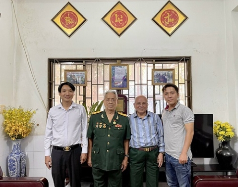 nha bao pham anh tuan tham hoi va chuc tet cuu chien binh tai tp hcm