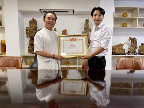 nha bao pham anh tuan tang giay khen cho ong ngo my vi nhung dong gop ho tro phong chong dich nam 2021