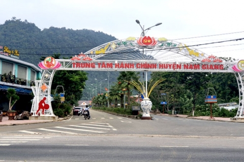 quang nam nam giang vuot kho xay dung nong thon moi