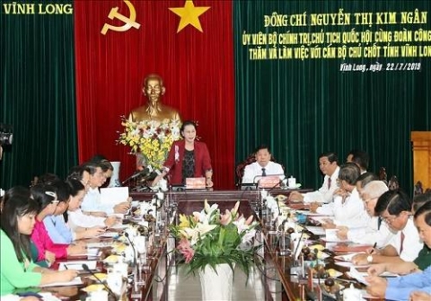 chu tich quoc hoi lam viec voi can bo chu chot tinh vinh long