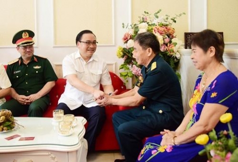 bi thu thanh uy ha noi hoang trung hai tham hoi tang qua gia dinh nguoi co cong