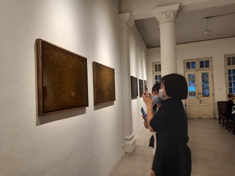 trien lam om khoanh troi cu cua hoa sy nguyen tuan cuong ton vinh sac mau son mai truyen thong