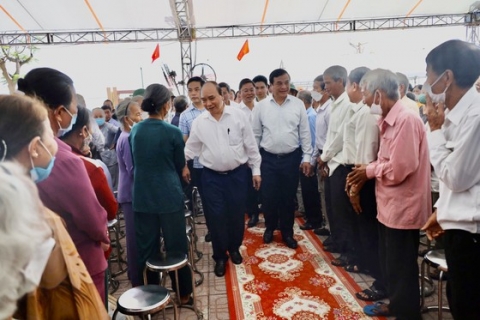 chu tich nuoc nguyen xuan phuc tham va tang qua cho cac gia dinh thuong binh liet si o quang nam