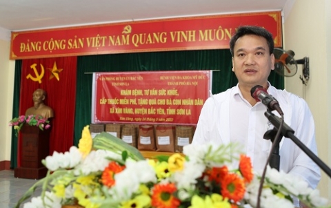 benh vien da khoa huyen my duc tang qua kham benh cap thuoc mien phi cho nhan dan xa xim vang
