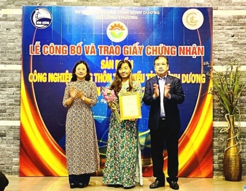 binh duong trao giay chung nhan san pham cnnt tieu bieu cho 42 don vi nam 2022