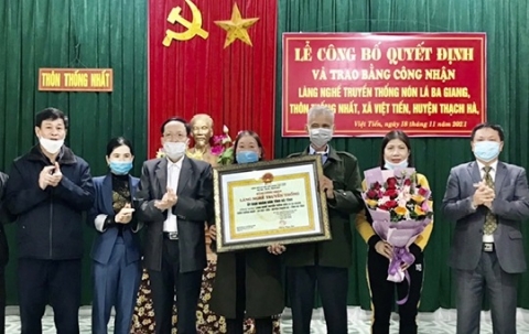 ha tinh cong nhan hai lang nghe truyen thong non la ba giang va dan lat phu quy