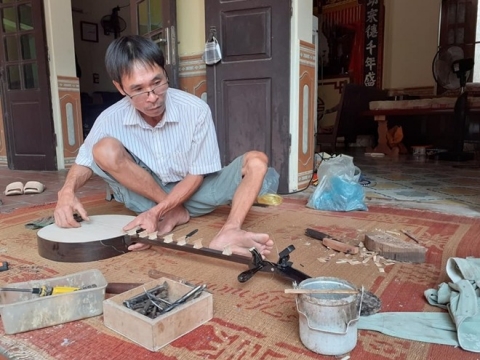 con trai nghe nhan o lang nghe dao xa tran tro viec gin giu nghe lam nhac cu dan toc truyen thong