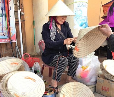 lang nghe non la quy hau o le thuy