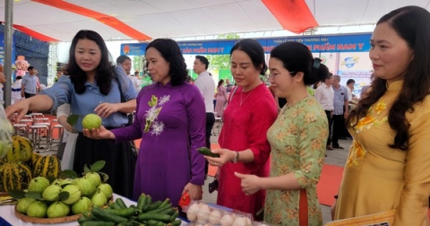 huyen cam giang trung bay gioi thieu nong san ocop tai le hoi den bia