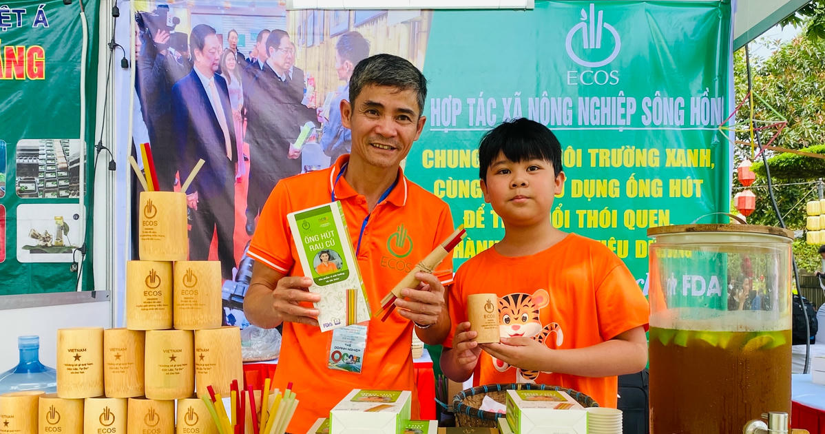 Anh nông dân ‘hô biến’ rau củ thành ống hút thân thiện với môi trường