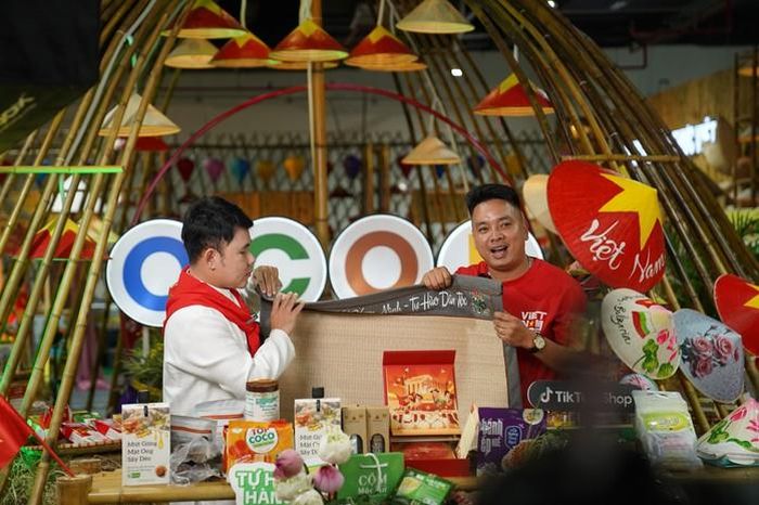 Sản phẩm yêu nước đắt hàng trên livestream, bán ra 50 ngàn đơn hàng