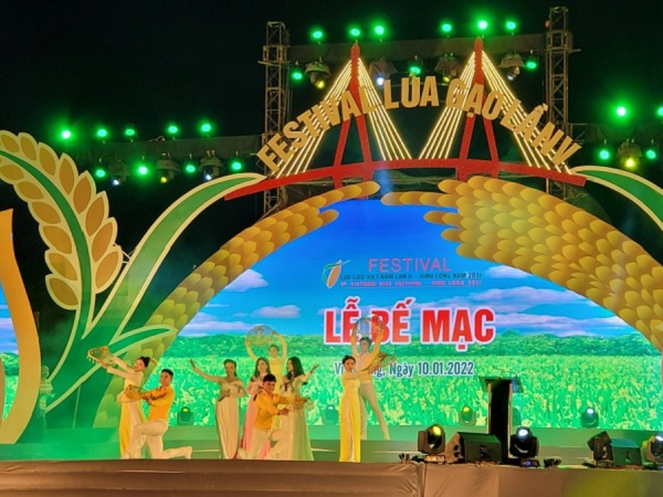 Văn nghệ biểu diễn tại lễ bế mạc Festival Lúa gạo Việt Nam lần thứ V