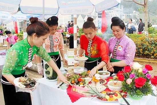 Các món ăn của người dân bản địa được trưng bày tại Tuần lễ Văn hóa - Thể thao và Du lịch Quỳnh Nhai