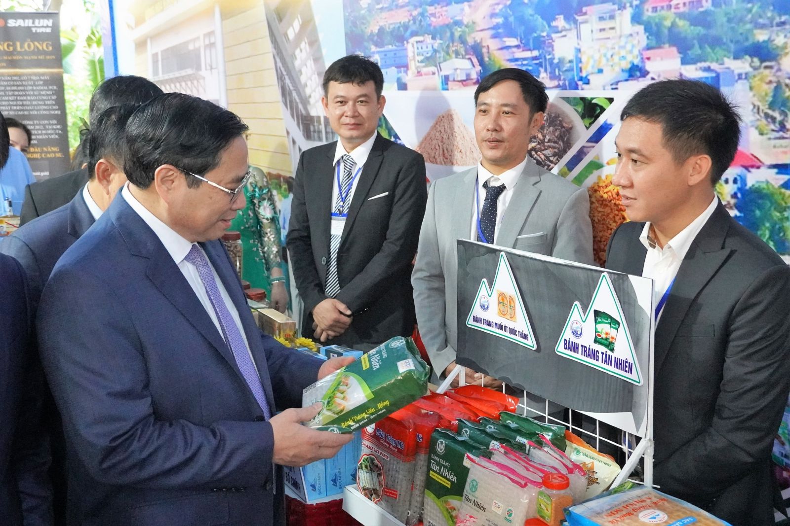 Ông Đặng Khánh Duy đại diện Công ty Tân Nhiên giới thiệu sản phẩm bánh tráng ến Thủ tướng Phạm Minh Chính