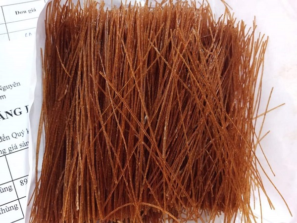 Những sợi miến nhỏ có màu sắc tự nhiên làm nên thương hiệu miến dong Việt Cường