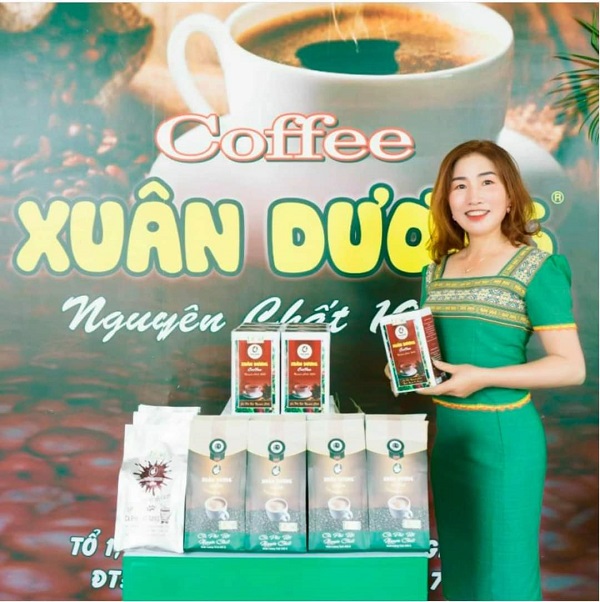 Chị Nguyễn Thị Thanh Xuân bên sản phẩm cà phê Xuân Dương Gia Lai