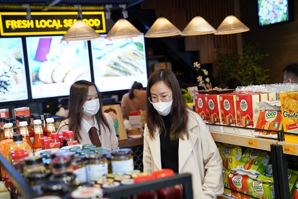 Khách hàng tham quan, mua sắm sản phẩm OCOP Đà Nẵng tại siêu thị trong ngày đầu khai trương