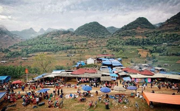 Chợ phiên Cán Cấu là một trong những chợ nổi tiếng nhất huyện Si Ma Cai