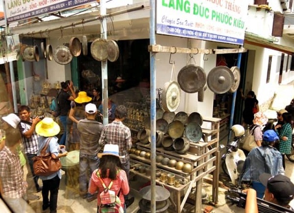 Các sản phẩm của làng nghề đúc đồng truyền thống Phước Kiều thu hút khách du lịch