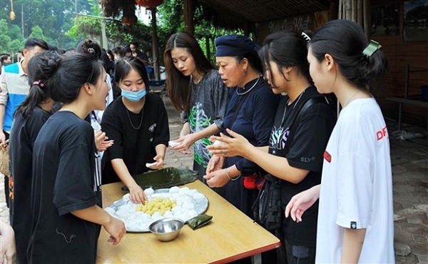Trải nghiệm làm bánh cùng bà con dân tộc trong tour du lịch cộng đồng tại bản Thái Hải – TP. Thái Nguyên.