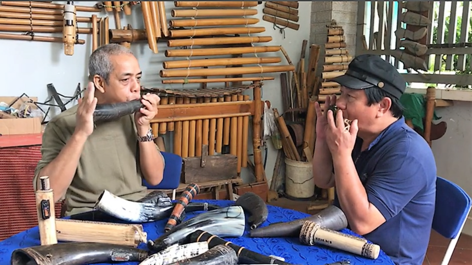 Thầy Nguyễn Trường dạy học trò song tấu nhạc cụ