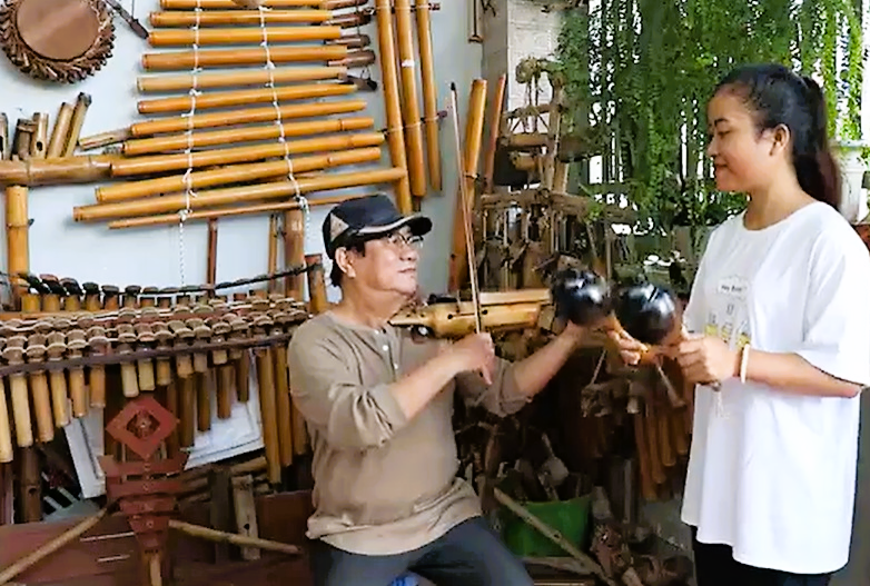 Thầy Nguyễn Trường dạy học trò song tấu nhạc cụ