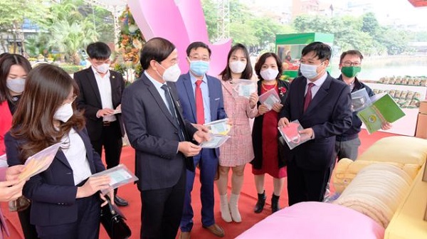 Hanoi opens a booth to introduce and connect OCOP products